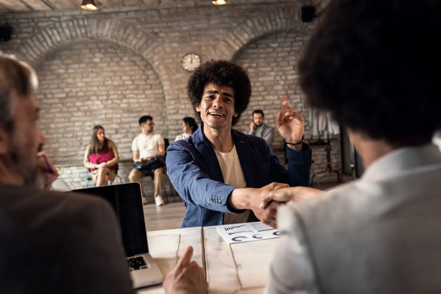 LinkedIn Premium czy Sales Navigator - porównanie funkcji dla sprzedażowców
